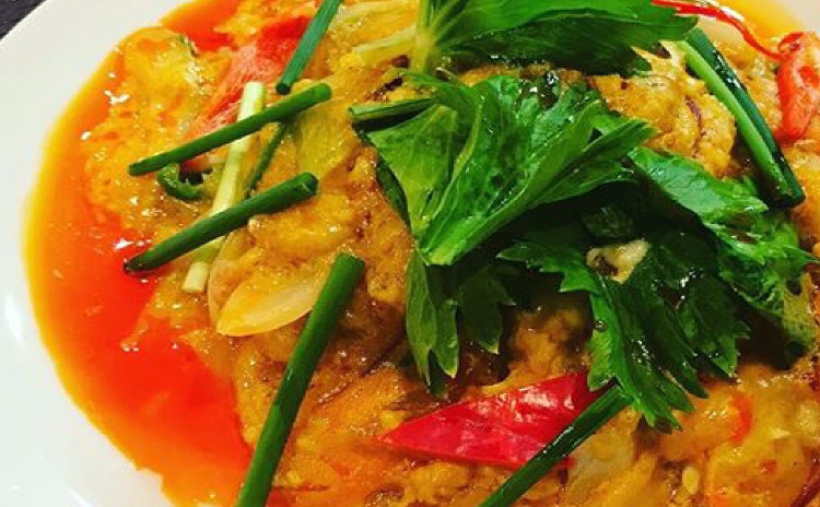 美味しいタイ料理「プーパッポンガリー」*殻ごとを食べられるソフトシェルクラブのカレー炒め*本格的春雨のサラダ*海老すり身揚げ