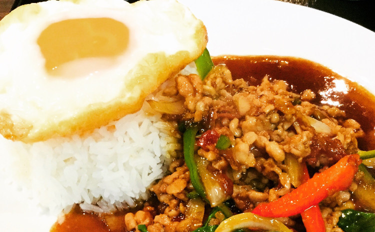 定番タイ料理。毎日食べても飽きないガパオライス、さっぱり白菜ロールスープ。デザートかぼちゃ団子ココナッツミルクしるこ