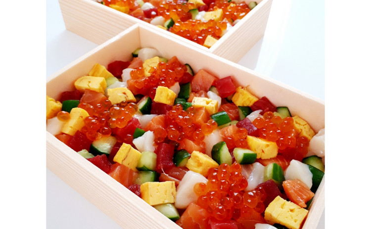 【①天然本マグロ②天然秋鮭③天然ホタテ④天然イクラ⑤砂糖不使用酢飯 使用】極上海鮮ばらちらし:2人前お持ち帰り(※お持ち帰り用容器付き)
