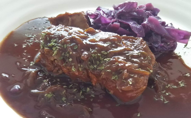 Staubで作るフランス郷土料理♪ほろほろのお肉が絶品の豚肉のビール煮込みとリヨン風サラダ、オレンジ風味のクレープシュゼット