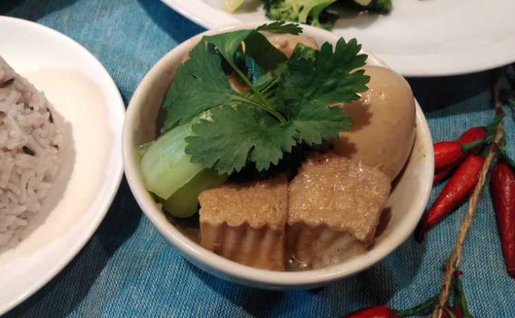 ムーパロ タイ豚角煮 ソムタム 青パパイヤサラダ ブロッコリーのオイスターソース炒め
