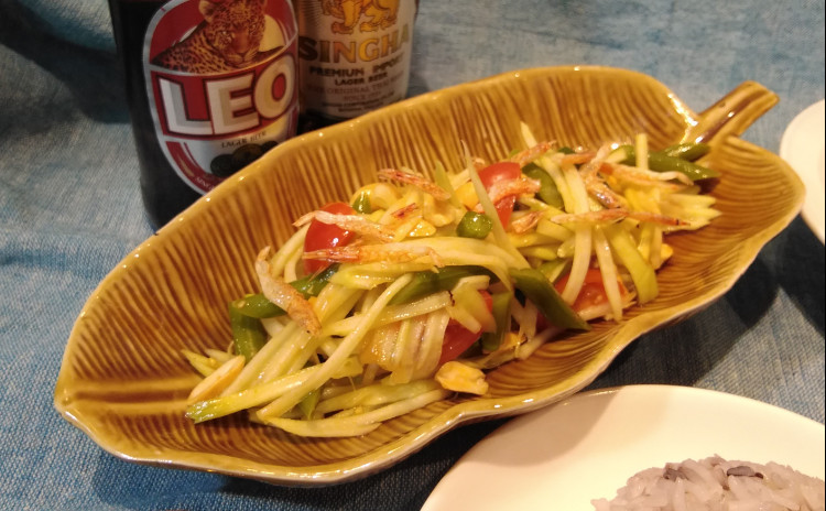 ムーパロ タイ豚角煮 ソムタム 青パパイヤサラダ ブロッコリーのオイスターソース炒め