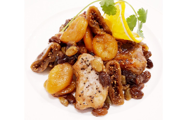 【美容スペシャル洋食】①ドライフルーツと豚肉の白ワイン煮込み、②にんじんドレッシングの具沢山サラダ