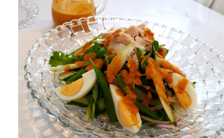 【美容スペシャル洋食】①ドライフルーツと豚肉の白ワイン煮込み、②にんじんドレッシングの具沢山サラダ