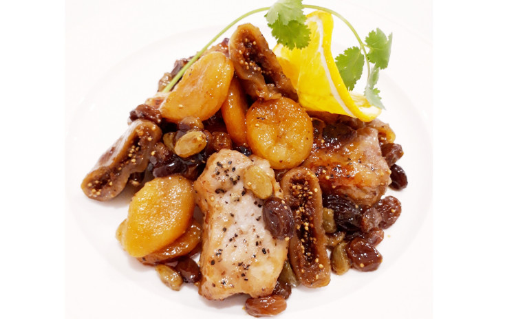 【美容スペシャル洋食】①ドライフルーツと豚肉の白ワイン煮込み、②にんじんドレッシングの具沢山サラダ