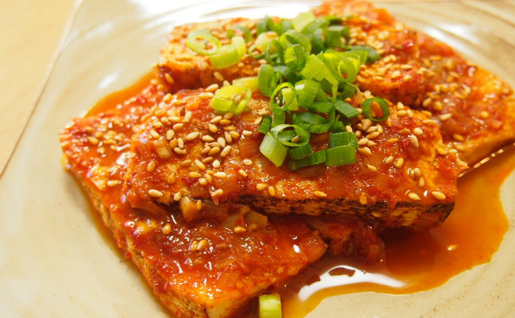 海鮮ビビンパと豆腐の煮物、ししとうと煮干しの炒め物ほか2品