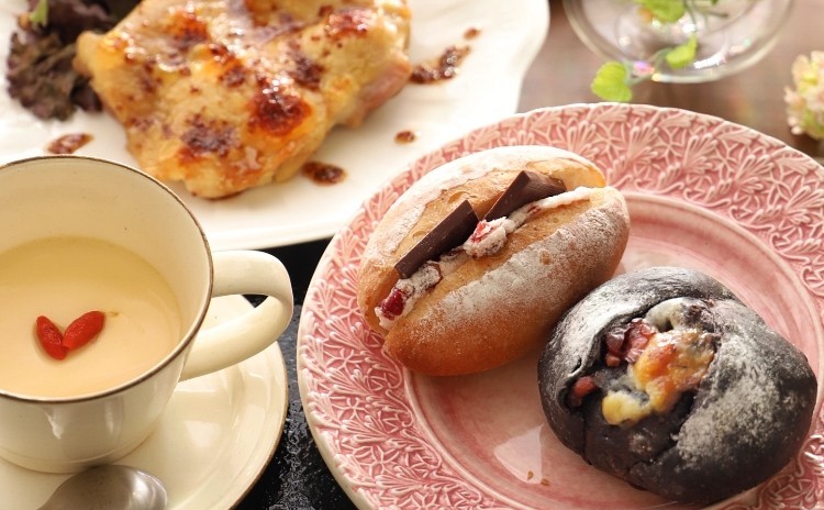 クランベリーとチョコの甘々パン2種類とハニーマスタードチキンとジンジャーミルクプリン