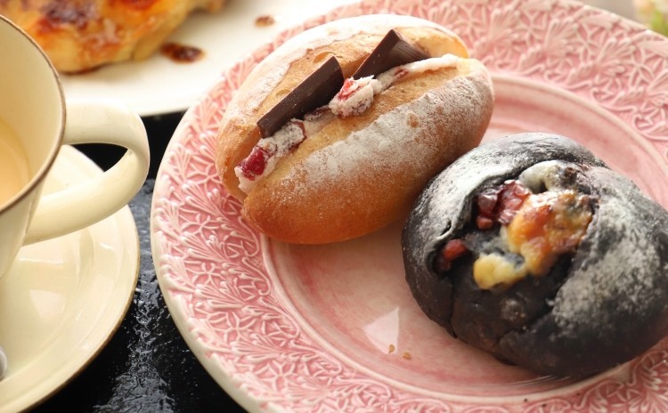 クランベリーとチョコの甘々パン2種類とハニーマスタードチキンとジンジャーミルクプリン