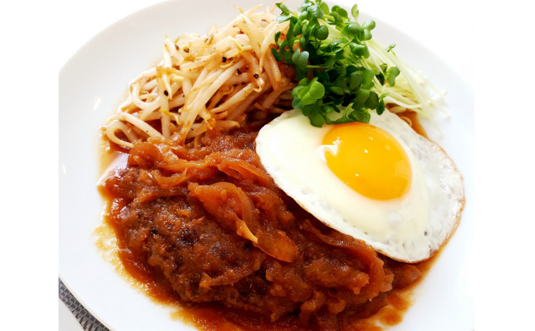 【砂糖不使用ヘルシー洋食】①つなぎ無しで作るステーキみたいな『ワイルドハンバーグwithオニオンソース』、②マヨネーズ不使用『シーザーサラダ』