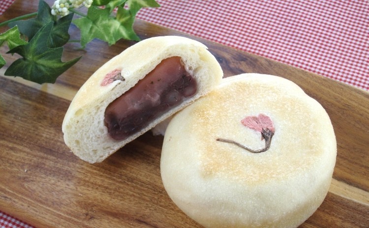 1つの生地で3種のパン!「ほうれん草チェダーツイスト」「イングリッシュマフィン」「桜あんパン」ホシノ天然酵母で。