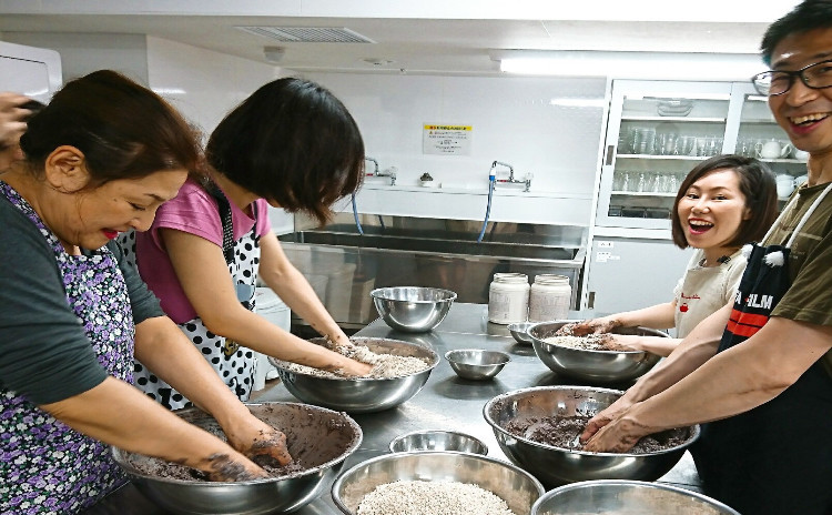 黒豆米麹味噌作り体験教室【黒豆味噌デビューの方にオススメ講座】お持ち帰り2.0kg
