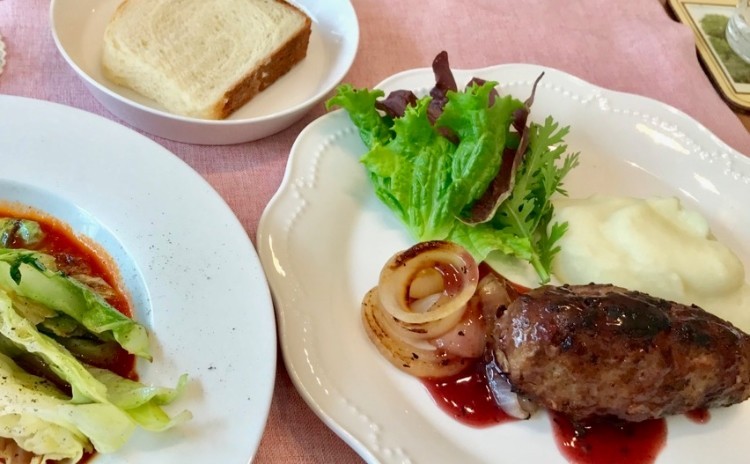 お肉の香り香ばしいハンバーグ&甘い焼き春キャベツ
