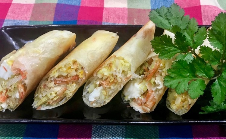 海南鶏飯をトリプルのたれで。鶏の旨味をご飯に吸わせ、ご飯はしっとり、鶏は柔らかく炊き上げます。ニンニク醤油、塩生姜ネギ、ラー油(手作り)のトリプルをかけて仕上げます。