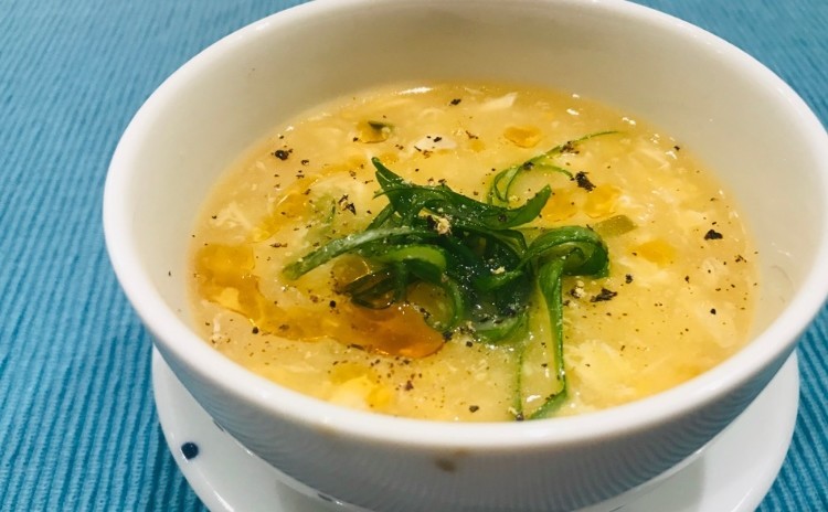 海南鶏飯をトリプルのたれで。鶏の旨味をご飯に吸わせ、ご飯はしっとり、鶏は柔らかく炊き上げます。ニンニク醤油、塩生姜ネギ、ラー油(手作り)のトリプルをかけて仕上げます。