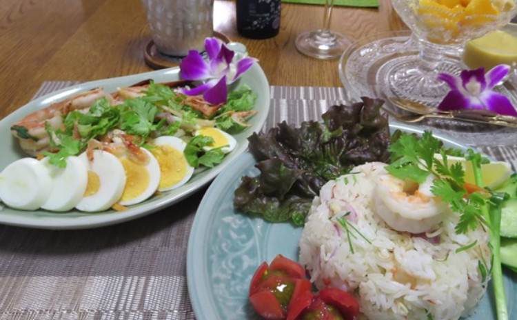 カオクルックスパイシーは、タイのハーブの混ぜご飯。炊いたジャスミンライスに混ぜるだけなのに、見た目はカフェ飯のような一皿に!焼き茄子のサラダと豆腐のチーズケーキマンゴーソースもご紹介♪