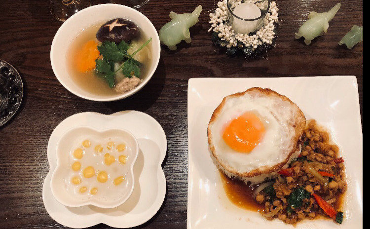 定番タイ料理。毎日食べても飽きないガパオライス、さっぱり白菜ロールスープ。デザートかぼちゃ団子ココナッツミルクしるこ