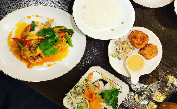 美味しいタイ料理「プーパッポンガリー」*殻ごとを食べられるソフトシェルクラブのカレー炒め*本格的春雨のサラダ*海老すり身揚げ