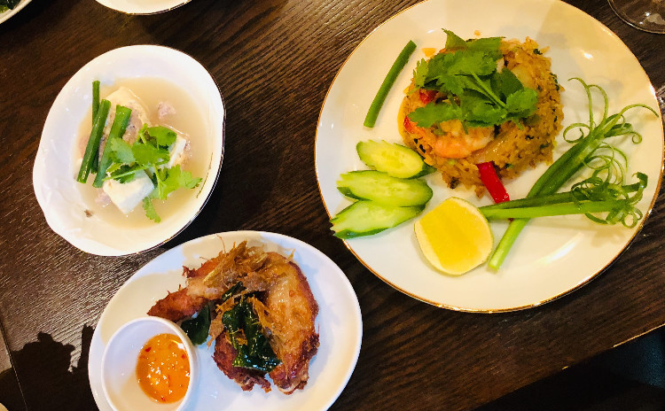 名物の辛旨いチャーハン*トムヤムクン風味チャーハン*レモンクラス手羽先揚げ*豚ひき肉入り豆腐スープ