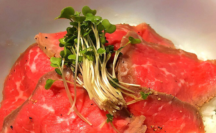 ローストビーフ丼、新玉ねぎのポタージュ、ルッコラのオリーブオイルソテー、新じゃがマッシュポテト、人参ラペの5品。30分で5品を目指します!