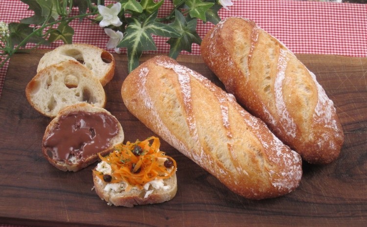 国産小麦とホシノ天然酵母でフランスパン「ミニバゲット」「チーズフランス」「チョコとオレンジのスティック」