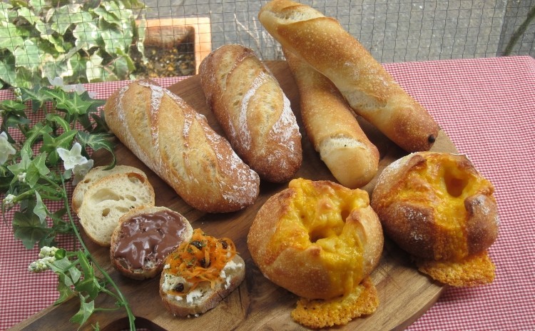 国産小麦とホシノ天然酵母でフランスパン「ミニバゲット」「チーズフランス」「チョコとオレンジのスティック」