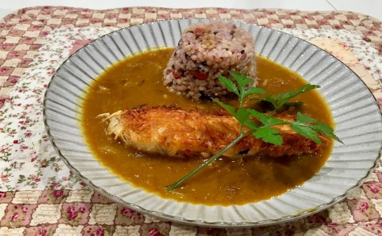 カリカリの白身魚のフリットと旨味たっぷりの和カレー らっきょう入りの雑穀米ご飯添え 食感・香り・旨味で味わいます。