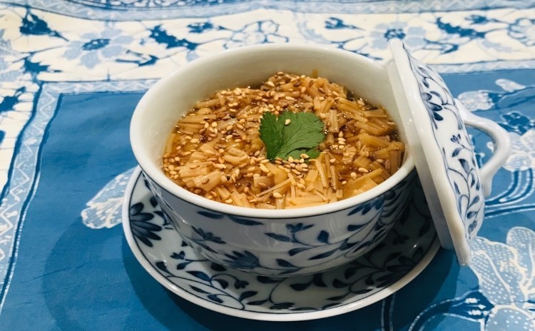 カリカリの白身魚のフリットと旨味たっぷりの和カレー らっきょう入りの雑穀米ご飯添え 食感・香り・旨味で味わいます。