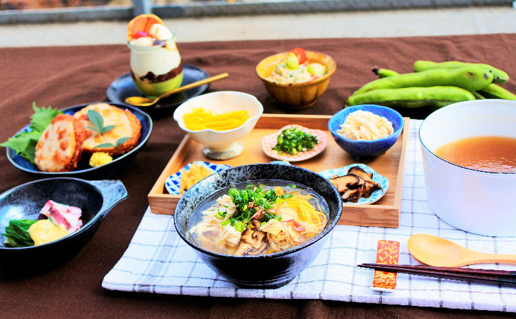 【1食600kcalから増減させる食事展開とカロリーを抑えた和パフェを作ろう】 身体は食べた物で作られる! 『心と身体を癒すほっこり素朴ごはん♪』 鶏ガラから作る鶏飯、魚をさばいて一から作るさつま揚げなど全7種6品 さつま揚げとどら焼きのお土産付き
