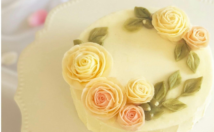 【基礎】フラワーケーキ(淡いバラのホールケーキ)