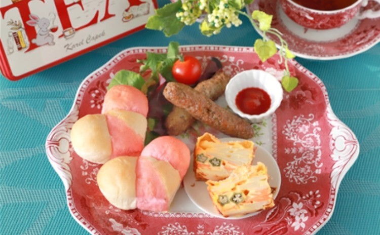 ちょっとした手土産やポットラックパーティーにぴったりなレッスンメニューです♪ ・ 2色の♡ぱん ・ 手作りウインナー ・ お野菜で作るガトーインデジブル