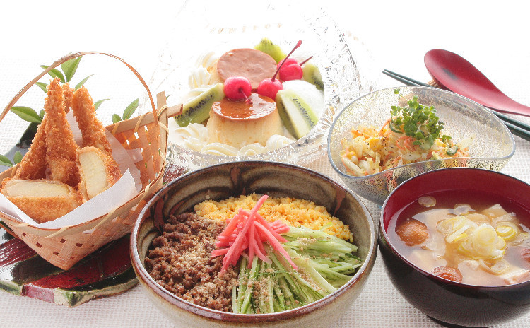 暮らしの中の役立つ献立。目にも美味しい”そぼろ丼”と、懐かし味の基本カスタードプリン!