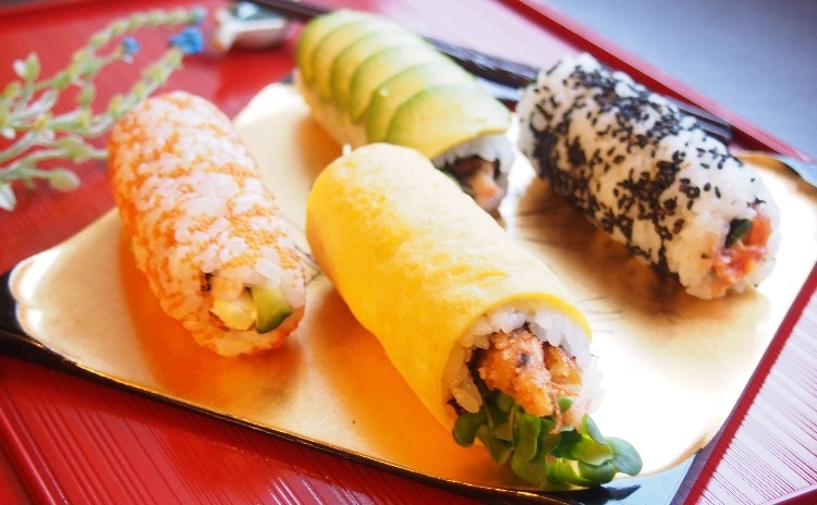LA発カラフル創作寿司ロール4種、モチコチキン、茶わん蒸し、抹茶わらび餅、手作り人参ドレッシング