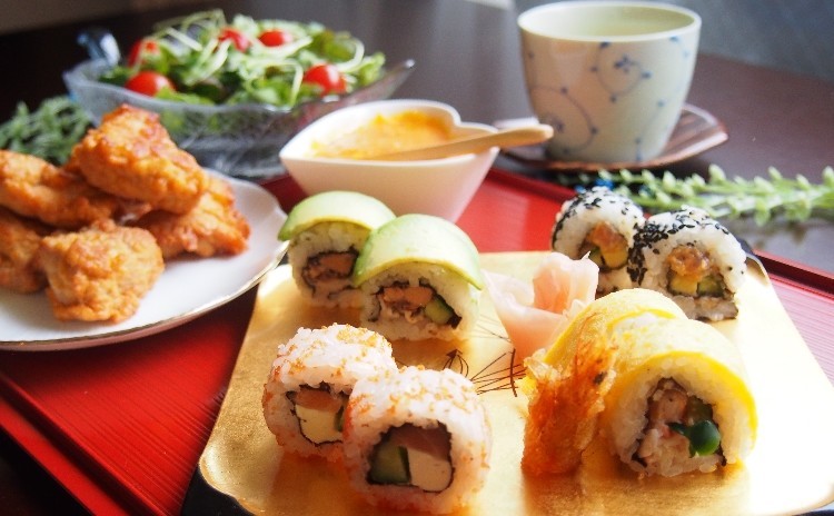 LA発カラフル創作寿司ロール4種、モチコチキン、茶わん蒸し、抹茶わらび餅、手作り人参ドレッシング