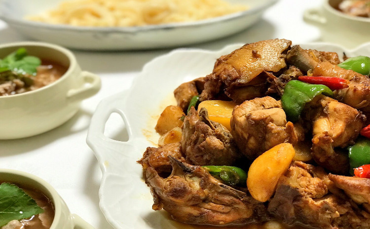 スパイスが効いた新疆西域料理【大盤鶏】および羊肉料理など