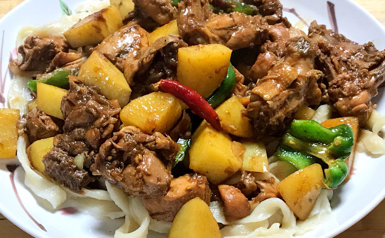 スパイスが効いた新疆西域料理【大盤鶏】および羊肉料理など