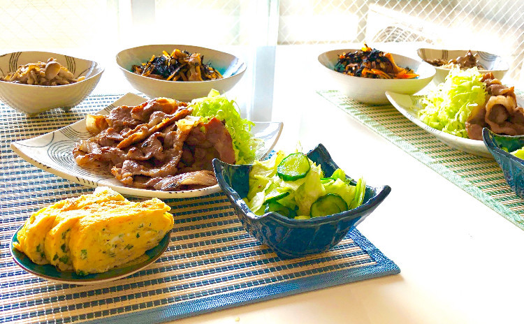 リクエストにより9月リバイバル!ふんわりだし巻き卵・豚肉の味噌漬け・ご飯に合う合うきのこたっぷりおかず・ひじきの煮物・簡単漬物、お腹も大満足のメニュー5品!セミプライベートレッスンの実習スタイルで基本を学びながらお1人ずつお作りいただけます。