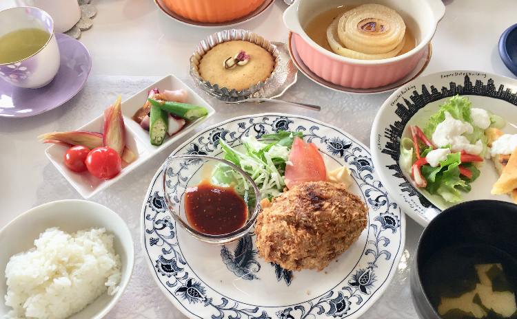 【スイーツorお土産付】とろたまメンチ 新じゃがパンケーキ〜手作りカッテージチーズのサラダ〜 新玉ねぎのトロトロ焼き タコの醤油こうじ和え みょうがとトマトのピクルス 桜のマドレーヌなど全7品