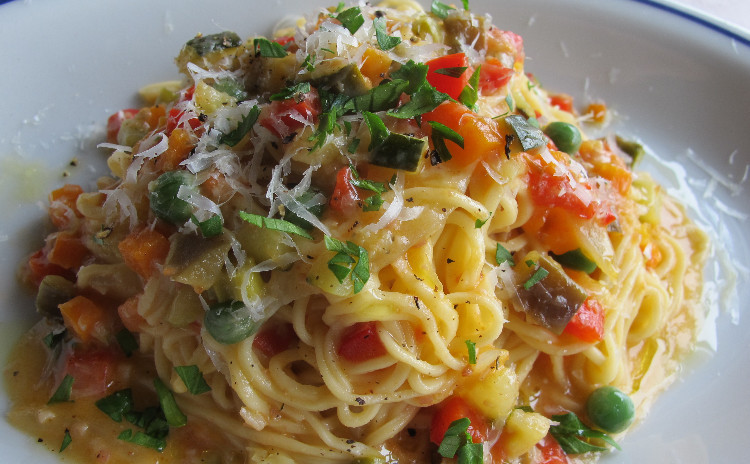 手打ちパスタを作ろう。細い卵麺のタリオリーニ、彩り豊かな野菜のソース。