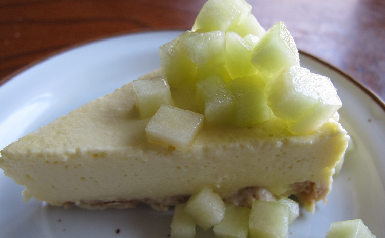 ピッツァマルゲリータ、タリアータ、メロンの冷たいケーキ