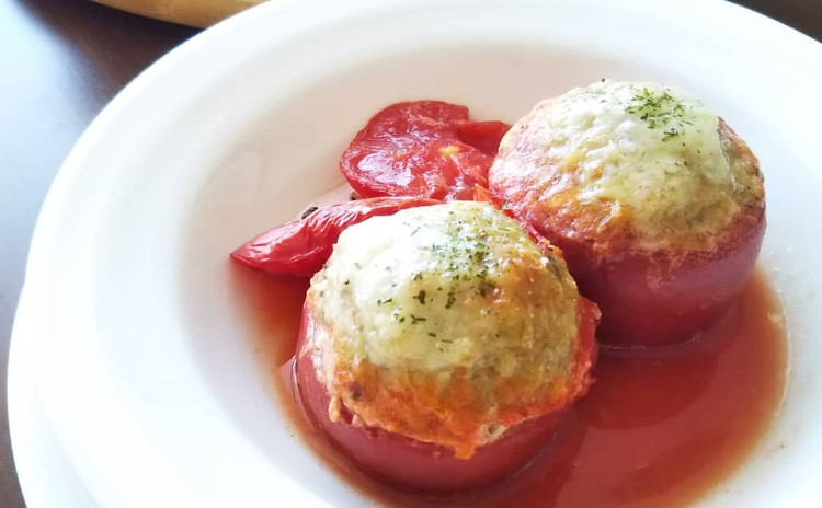 夏のおもてなしにぴったり!南フランスの家庭料理トマトファルシ、マグロとアボカドのタルタル、旬のもものコンポート♪