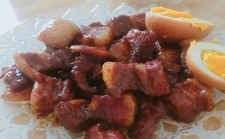 マンゴーケーキと紅焼肉、中華風コーンスープ、春巻きなど