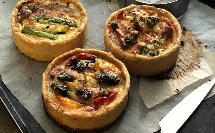 おひとりサイズのキッシュをメインにギャザリング