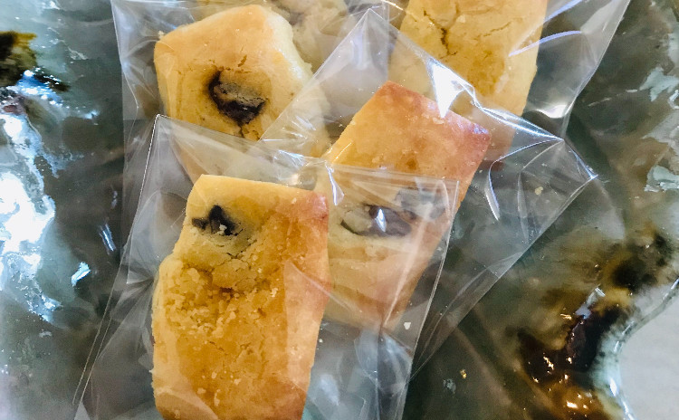 ココナッツ餅パン코코넛빵、チンゲン菜キムチ청경채김치、ワカメスープ미역국はたはた大根煮物노가리무조림、乾エビ炒め건새우볶음