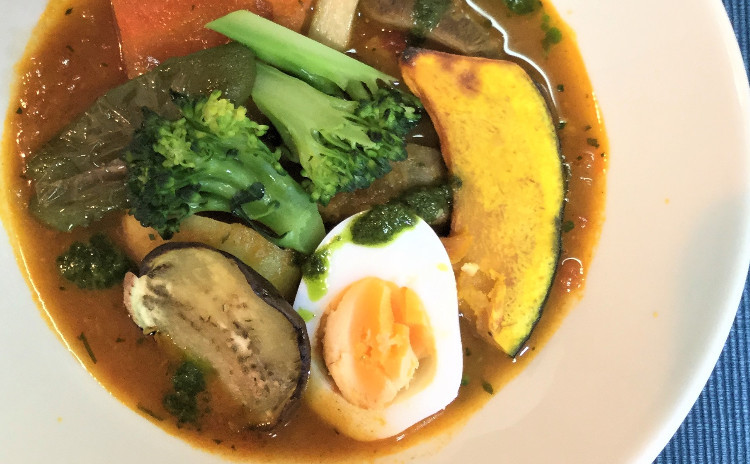 フレンチ的アプローチでスープカレー + 旬の魚と野菜のフリット(ベニエ)
