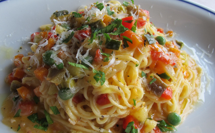手打ちパスタを作ろう。細い卵麺のタリオリーニ、彩り豊かな野菜のソース。