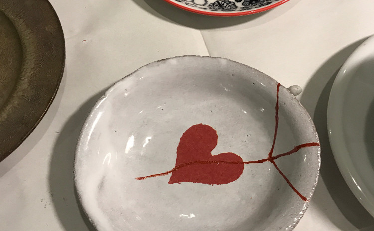 食器を金継ぎ、銀継ぎ