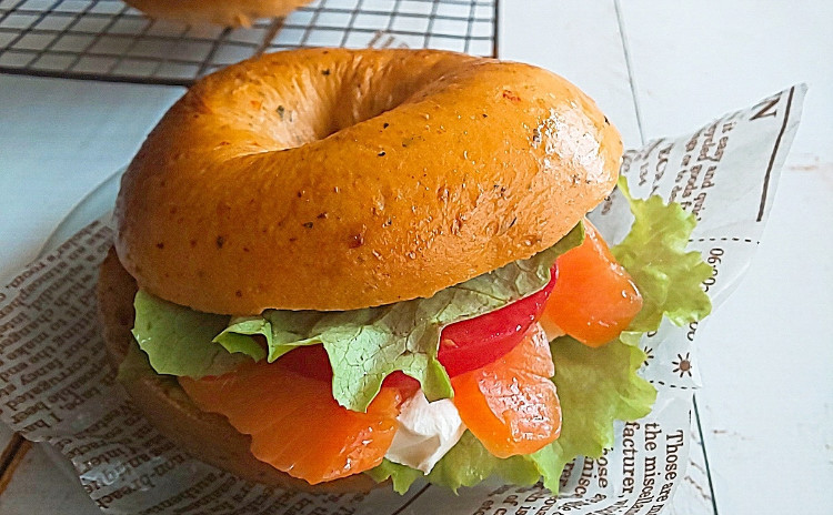 トマトベーグルと黒胡麻きなこプチパン