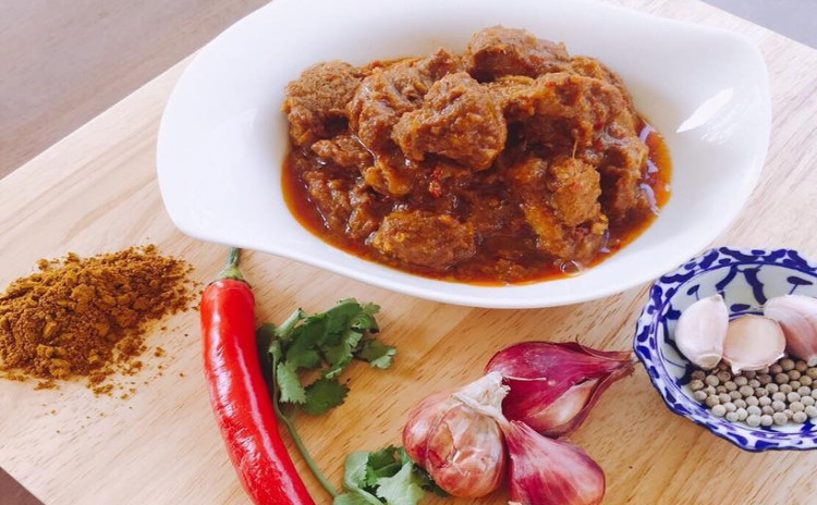 チェンマイの人気グルメ! ゲーンハンレー (豚煮込みカレー)、トマトと挽肉のチリディップ