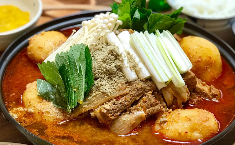 カムジャタン、白菜キムチ、韓国風卵焼き、ヒラタケナムル、ほばっじゅくなど