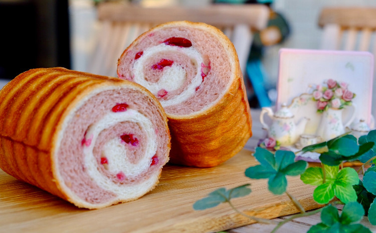 ラウンド型でクルクルパンを作りましょう!抹茶かストロベリー🍓選んでくださいね。ランチ&デザート付きです💕